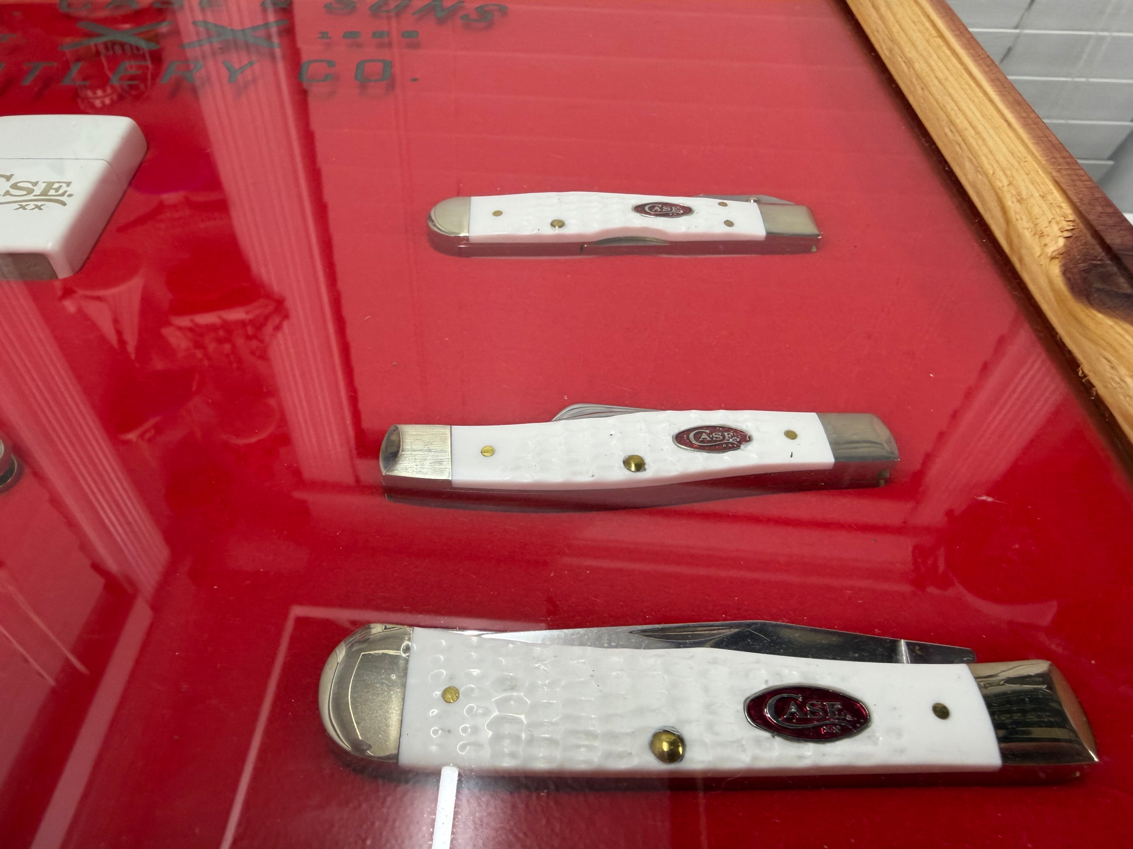 Case XX White SparXX Collector Set – 8 Knives + Case XX Lighter & Locking Cedar Display