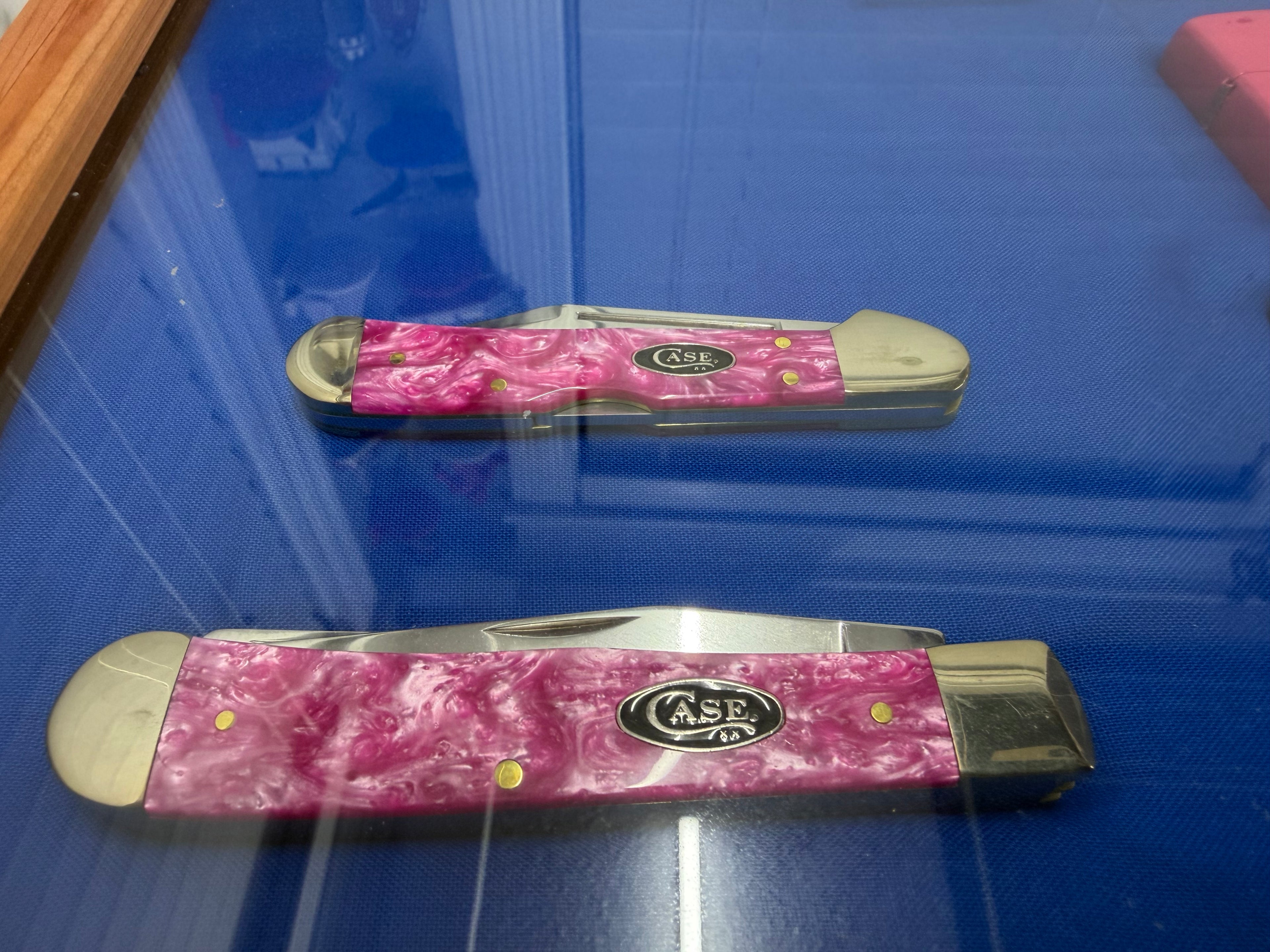 Case XX Pink Crackle Kirinite 7-Knife Collector Set + Case Zippo – Cedar Display