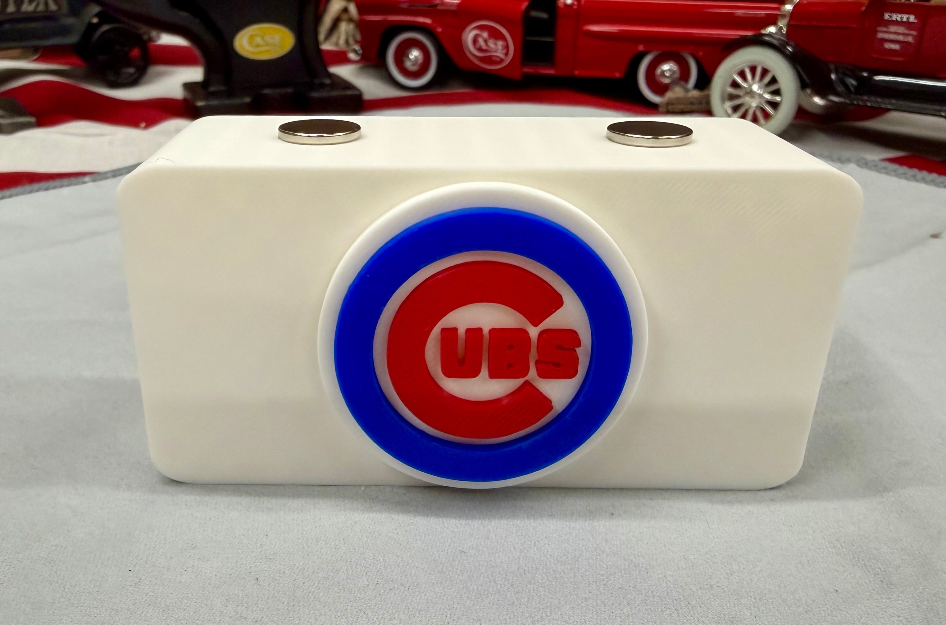 Chicago Cubs Magnetic Knife Display Stand – 3D Printed Collector’s EDC Holder (White)