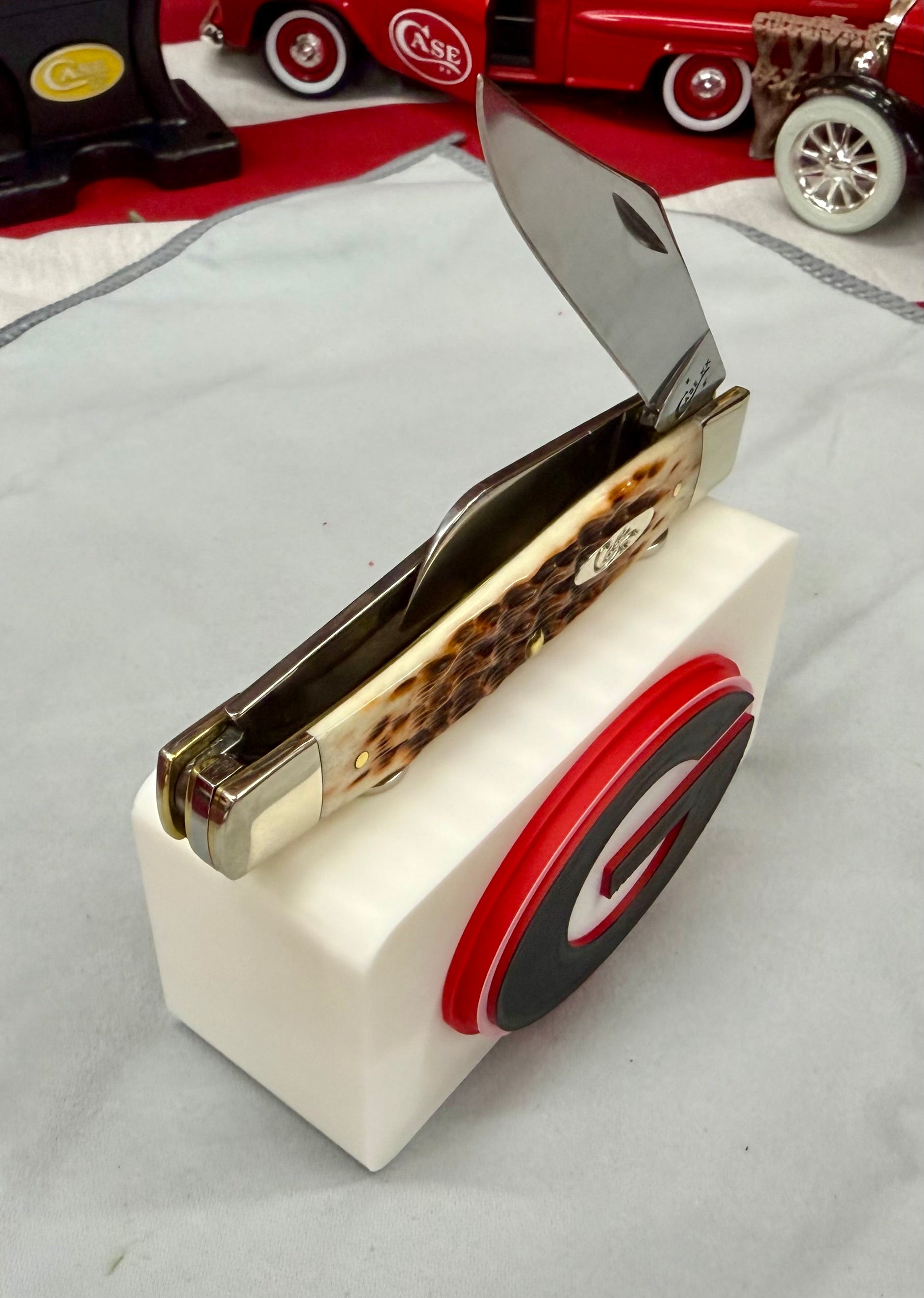 Georgia Bulldogs 3D Printed Knife Display Stand – Magnetic EDC Holder – Red, Black & White Logo – Compact 4x2 Display