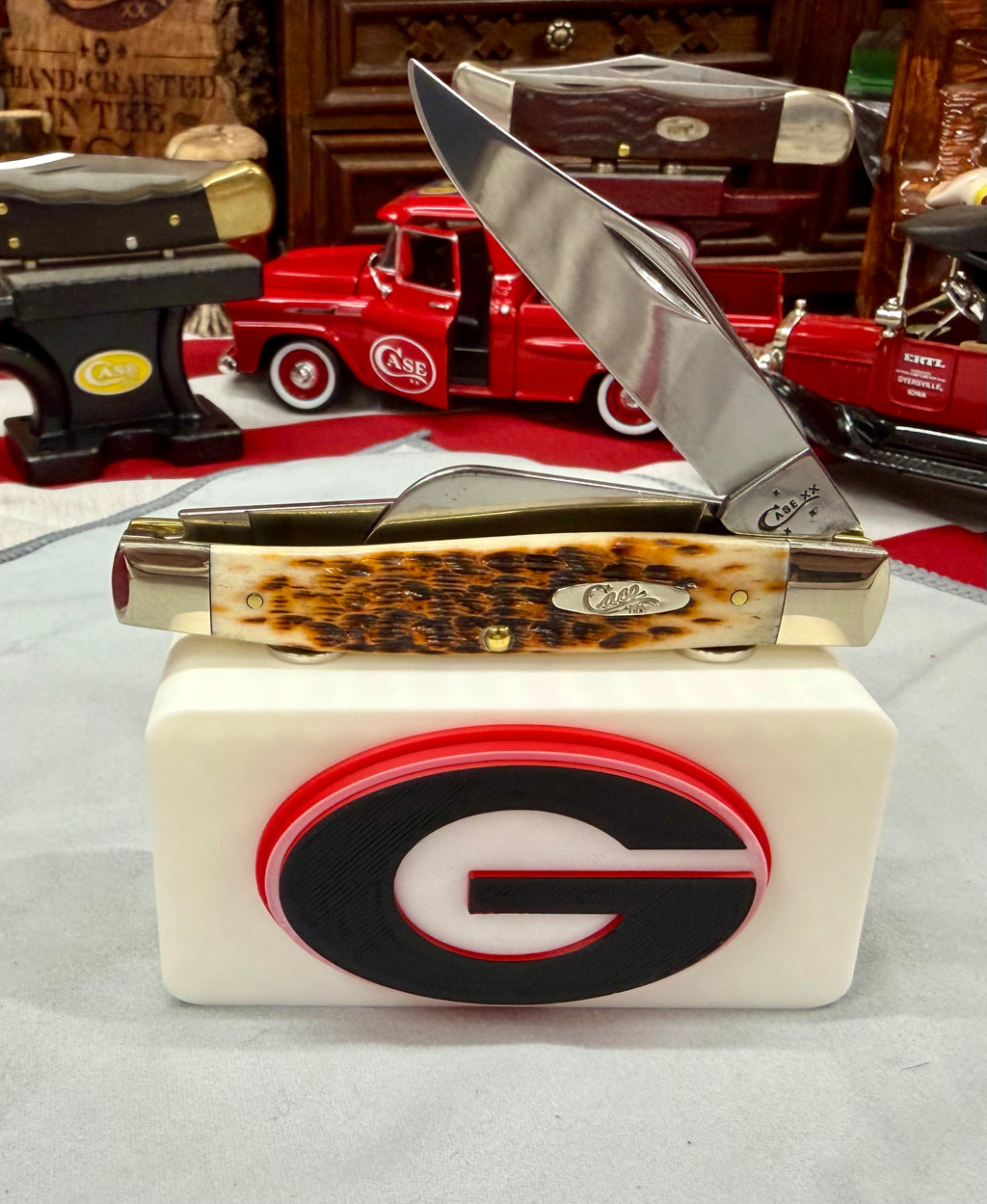Georgia Bulldogs 3D Printed Knife Display Stand – Magnetic EDC Holder – Red, Black & White Logo – Compact 4x2 Display