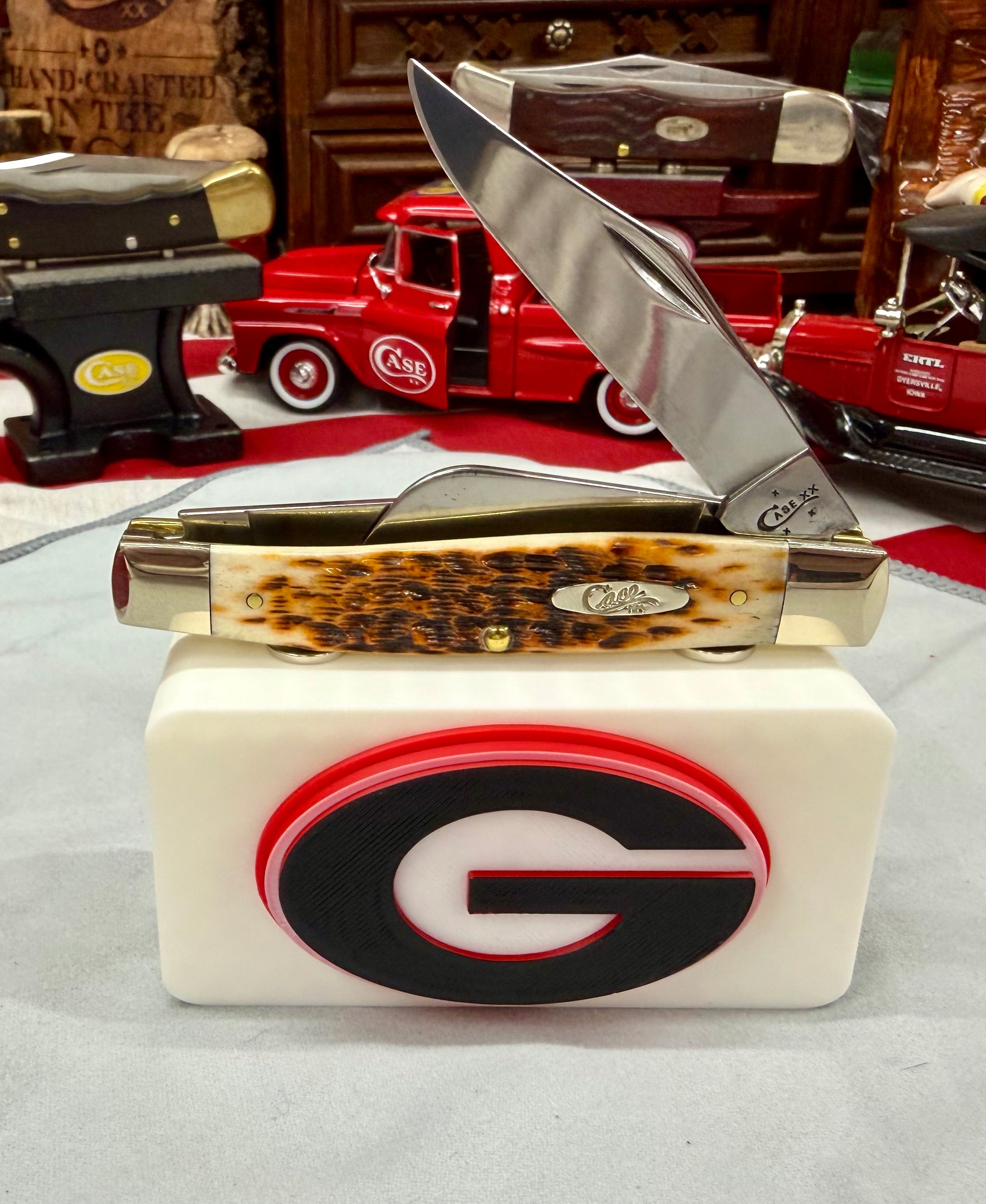 Georgia Bulldogs 3D Printed Knife Display Stand – Magnetic EDC Holder – Red, Black & White Logo – Compact 4x2 Display