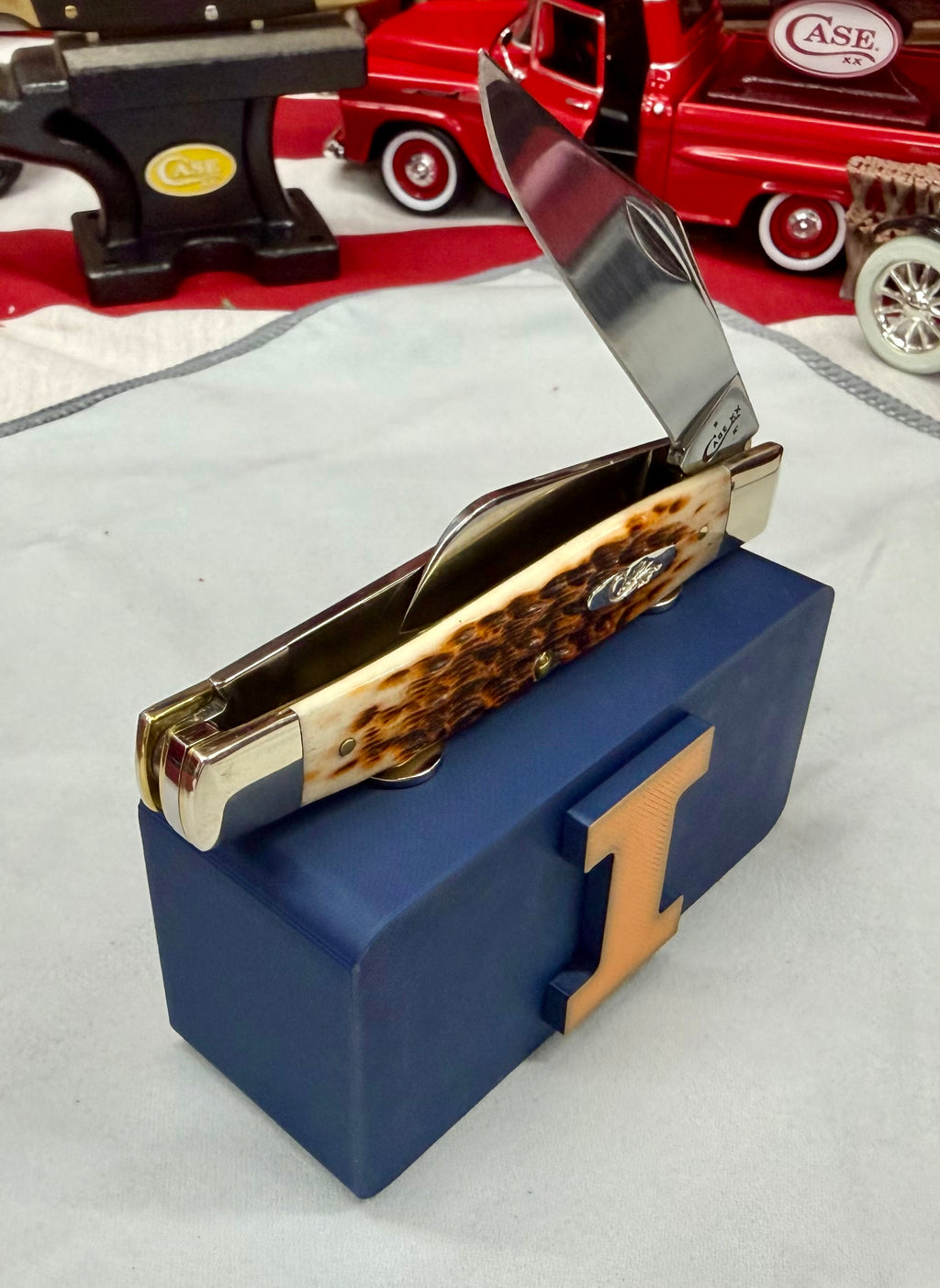 Illinois “I” Magnetic Knife Display – Navy Blue & Orange | 3D Printed EDC Stand (4” x 2”)