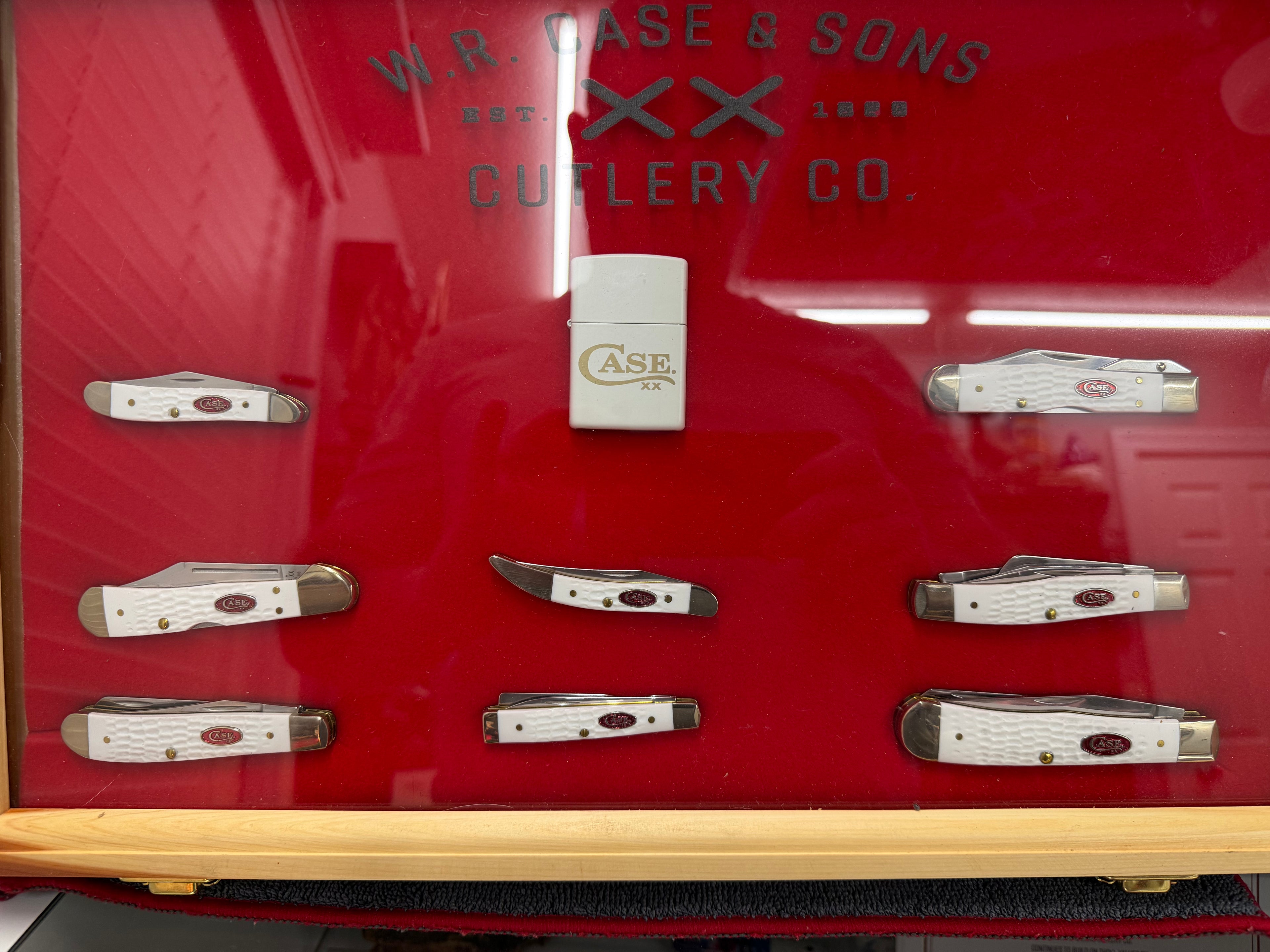 Case XX White SparXX Collector Set – 8 Knives + Case XX Lighter & Locking Cedar Display