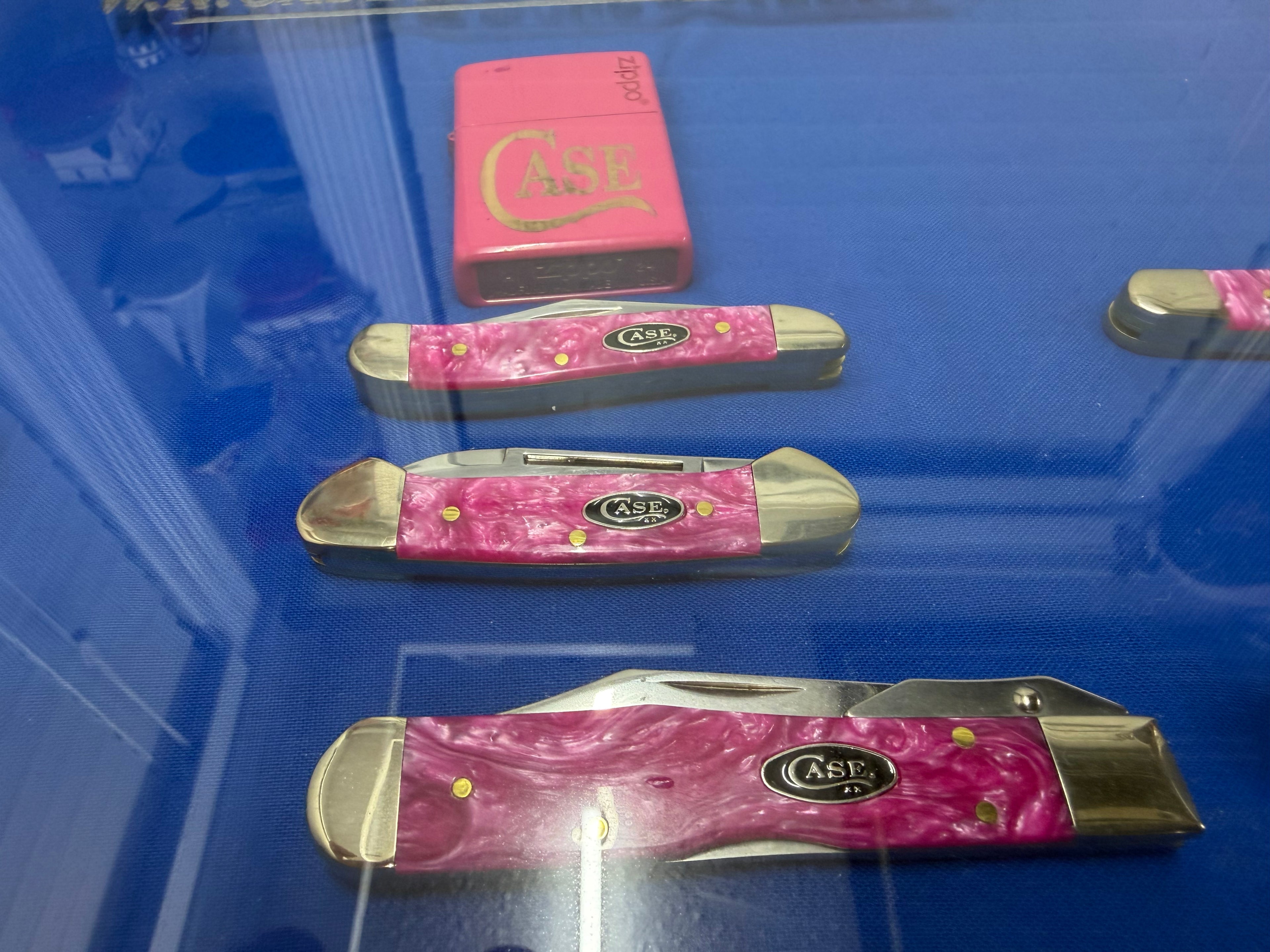 Case XX Pink Crackle Kirinite 7-Knife Collector Set + Case Zippo – Cedar Display