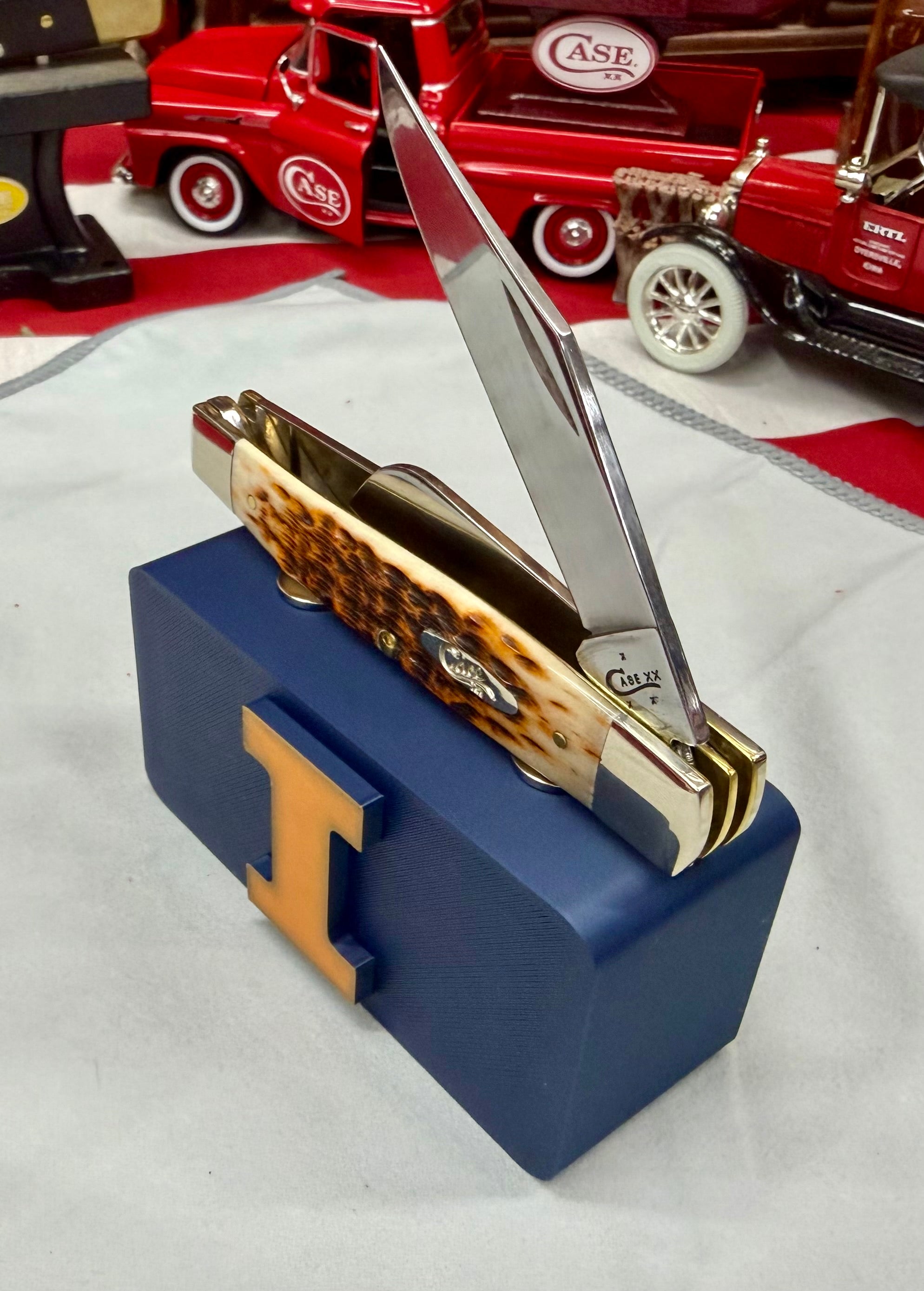Illinois “I” Magnetic Knife Display – Navy Blue & Orange | 3D Printed EDC Stand (4” x 2”)