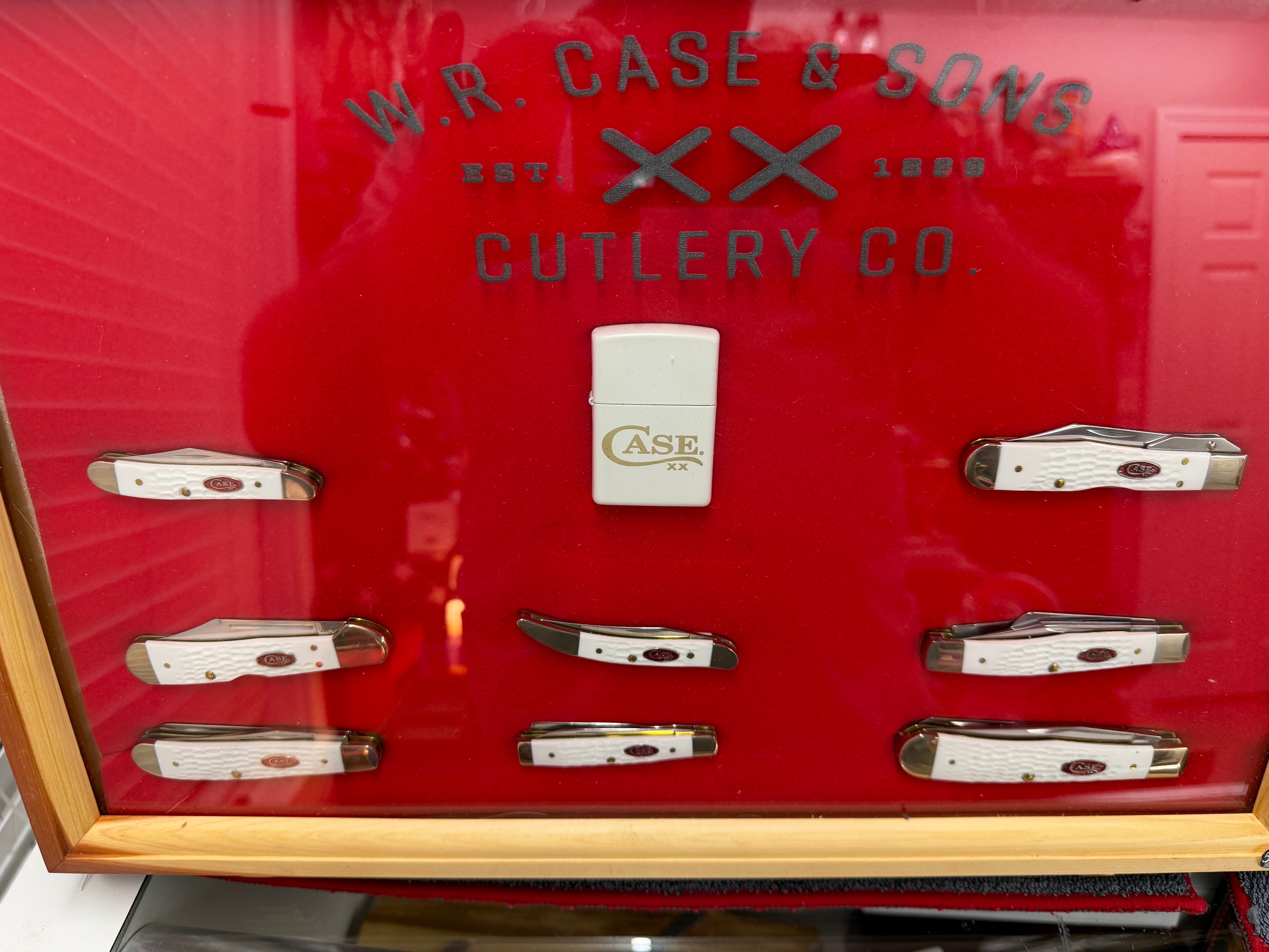 Case XX White SparXX Collector Set – 8 Knives + Case XX Lighter & Locking Cedar Display