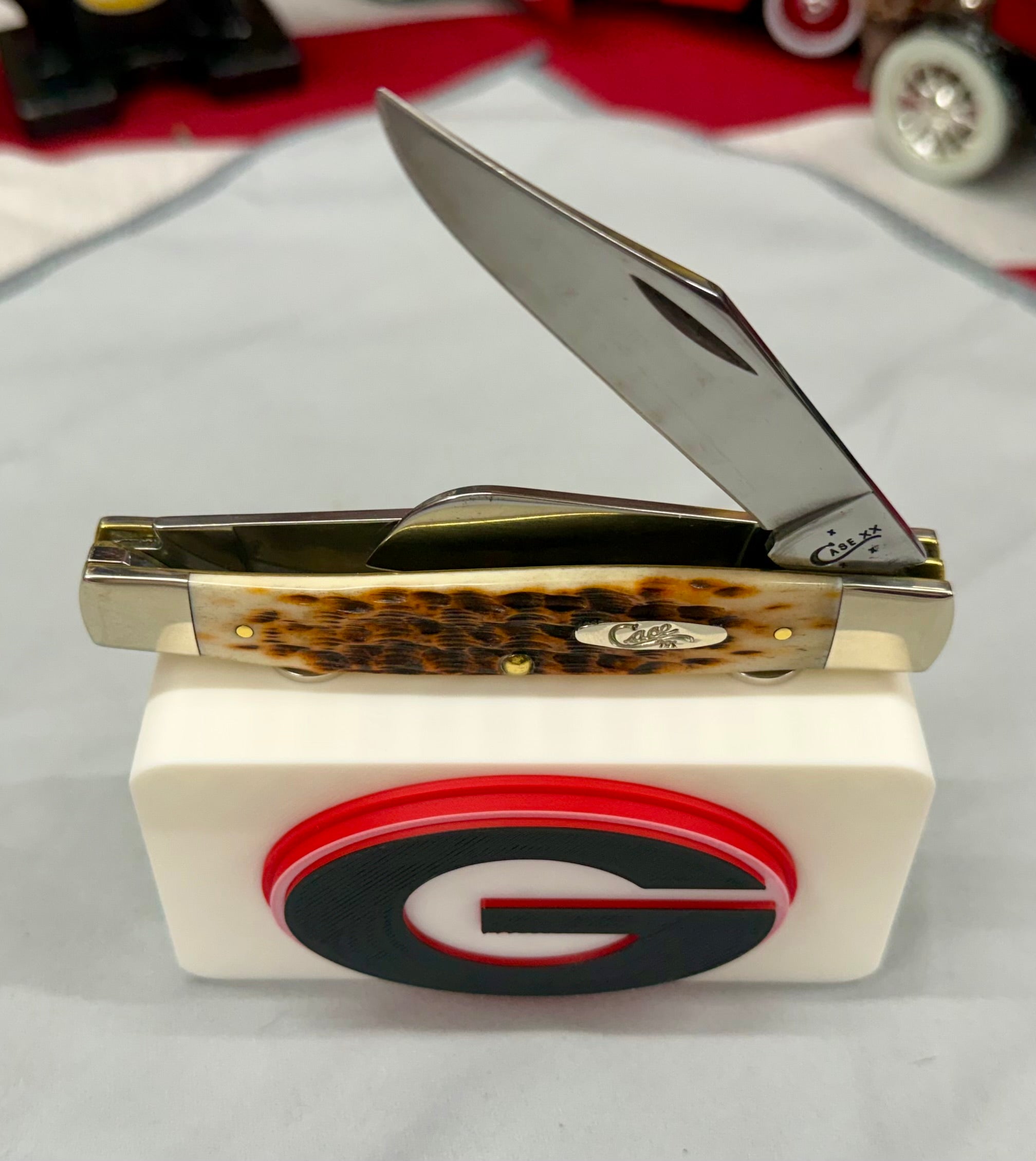 Georgia Bulldogs 3D Printed Knife Display Stand – Magnetic EDC Holder – Red, Black & White Logo – Compact 4x2 Display