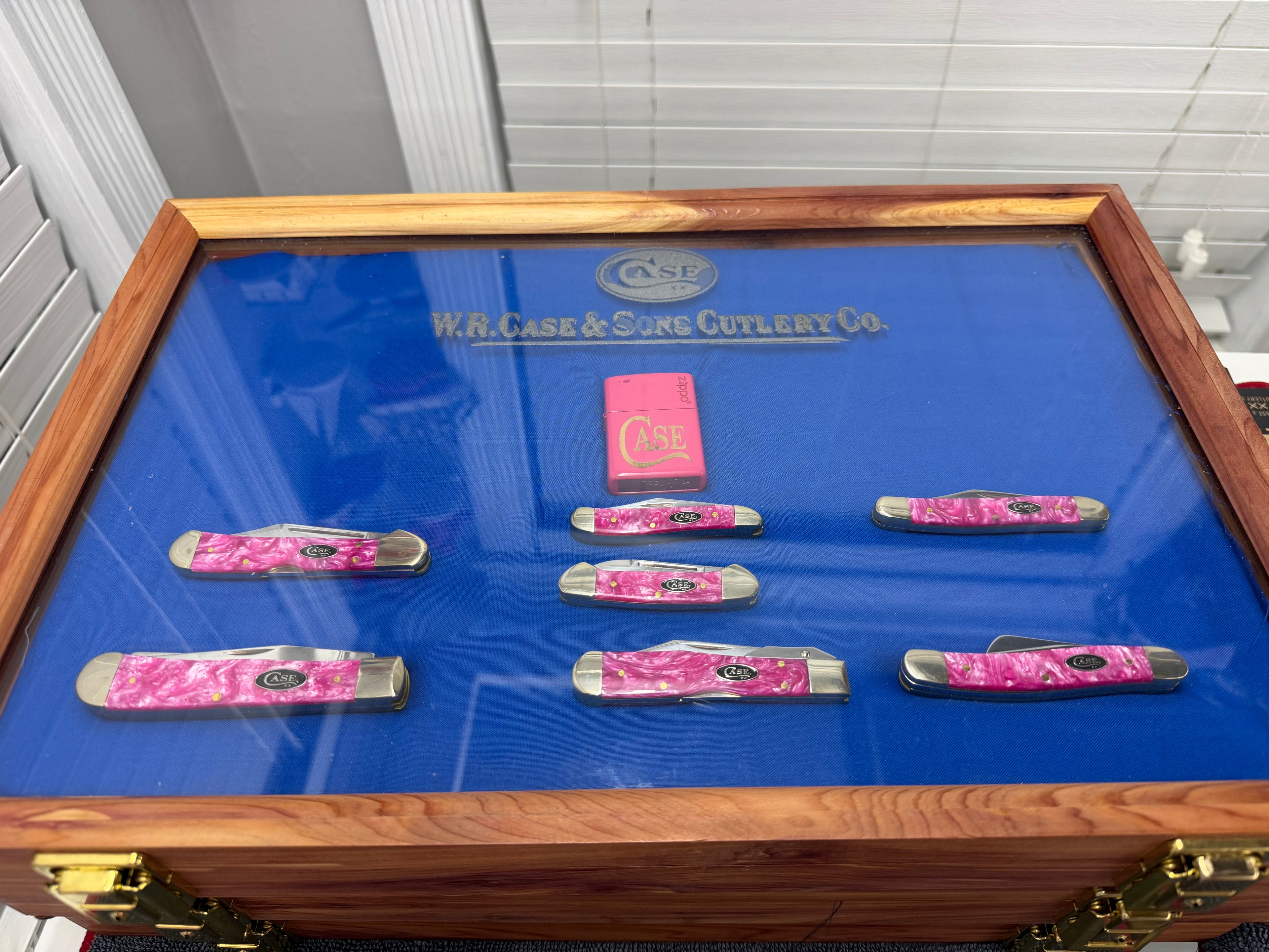 Case XX Pink Crackle Kirinite 7-Knife Collector Set + Case Zippo – Cedar Display
