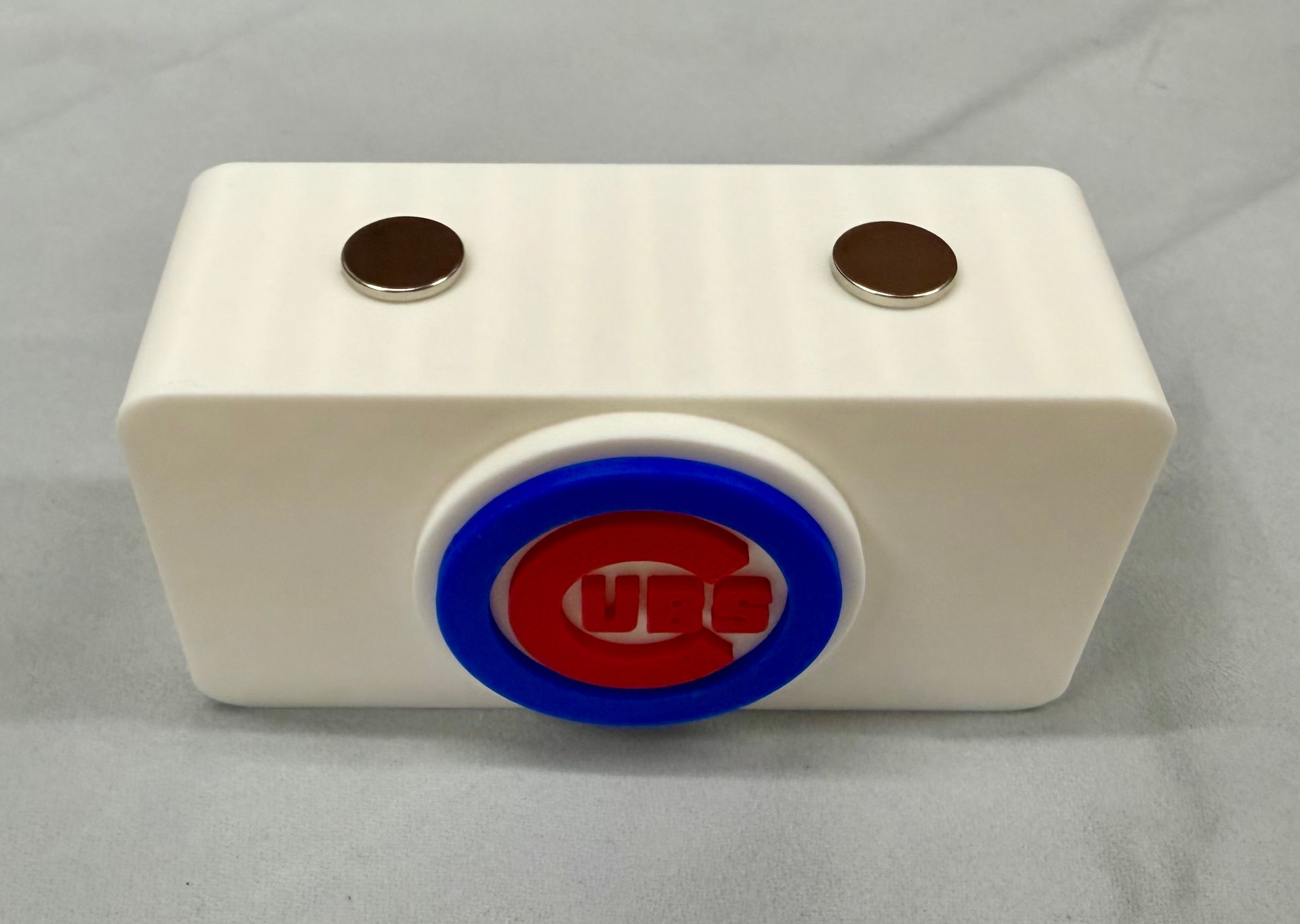 Chicago Cubs Magnetic Knife Display Stand – 3D Printed Collector’s EDC Holder (White)