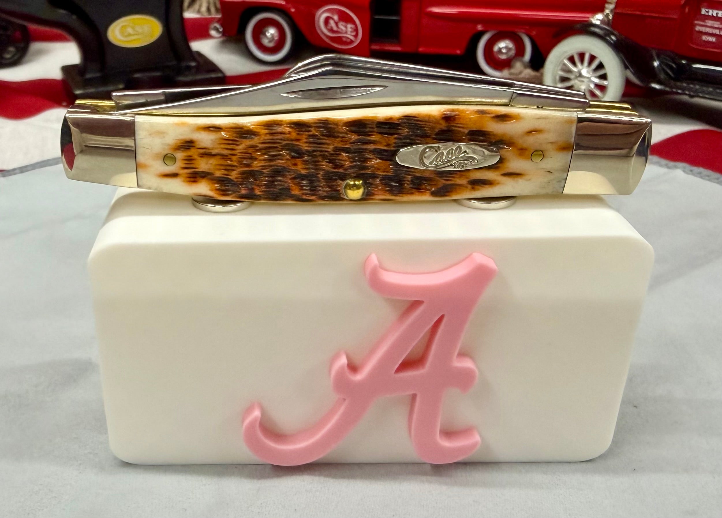 Alabama Crimson Tide Knife Display In White & Pink Magnetic 3D Printed Stand (4” x 2”)
