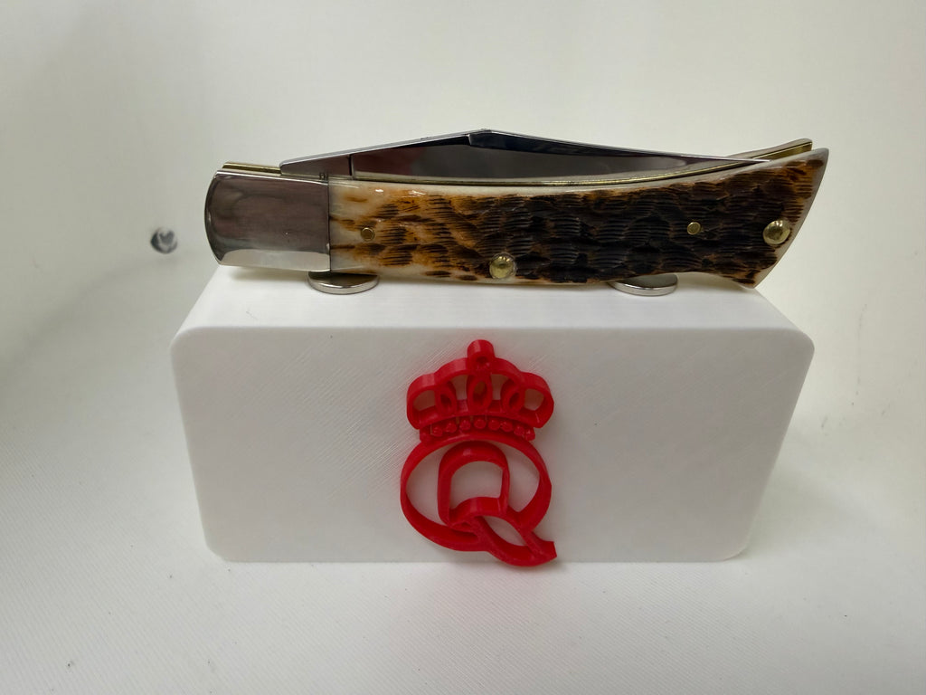 Queen Cutlery Magnetic Pocket Knife Display Block – 3D Printed – White & Red