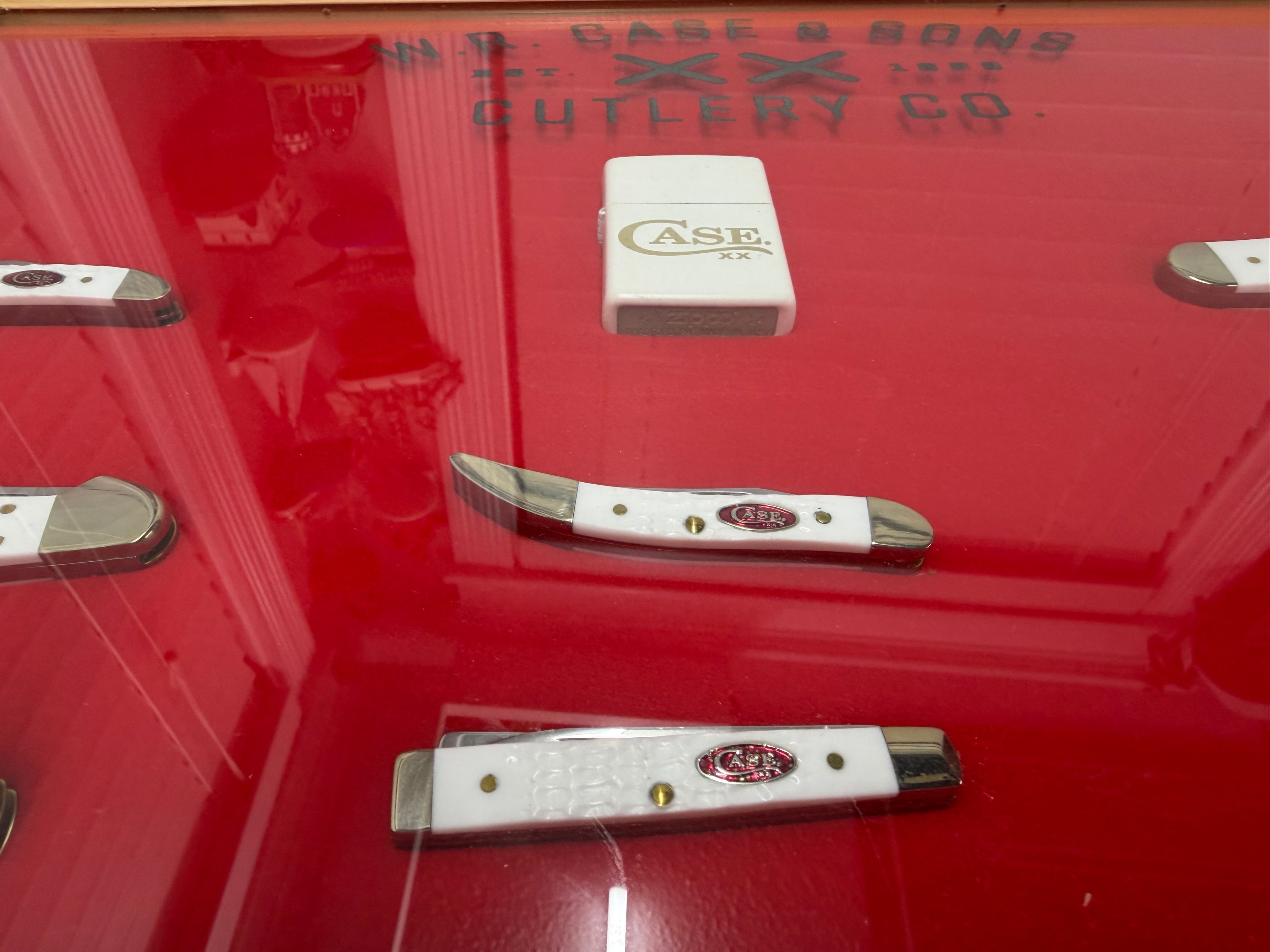Case XX White SparXX Collector Set – 8 Knives + Case XX Lighter & Locking Cedar Display