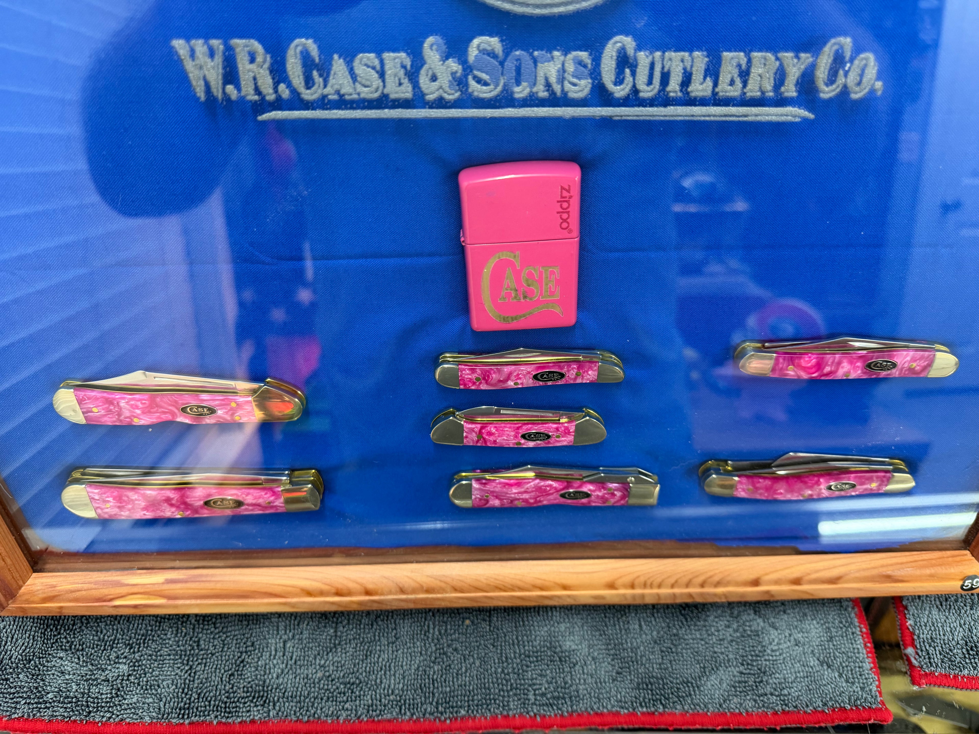 Case XX Pink Crackle Kirinite 7-Knife Collector Set + Case Zippo – Cedar Display