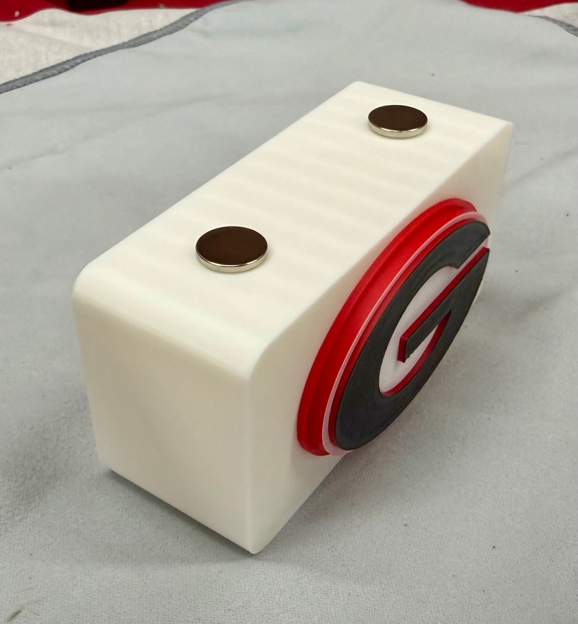 Georgia Bulldogs 3D Printed Knife Display Stand – Magnetic EDC Holder – Red, Black & White Logo – Compact 4x2 Display