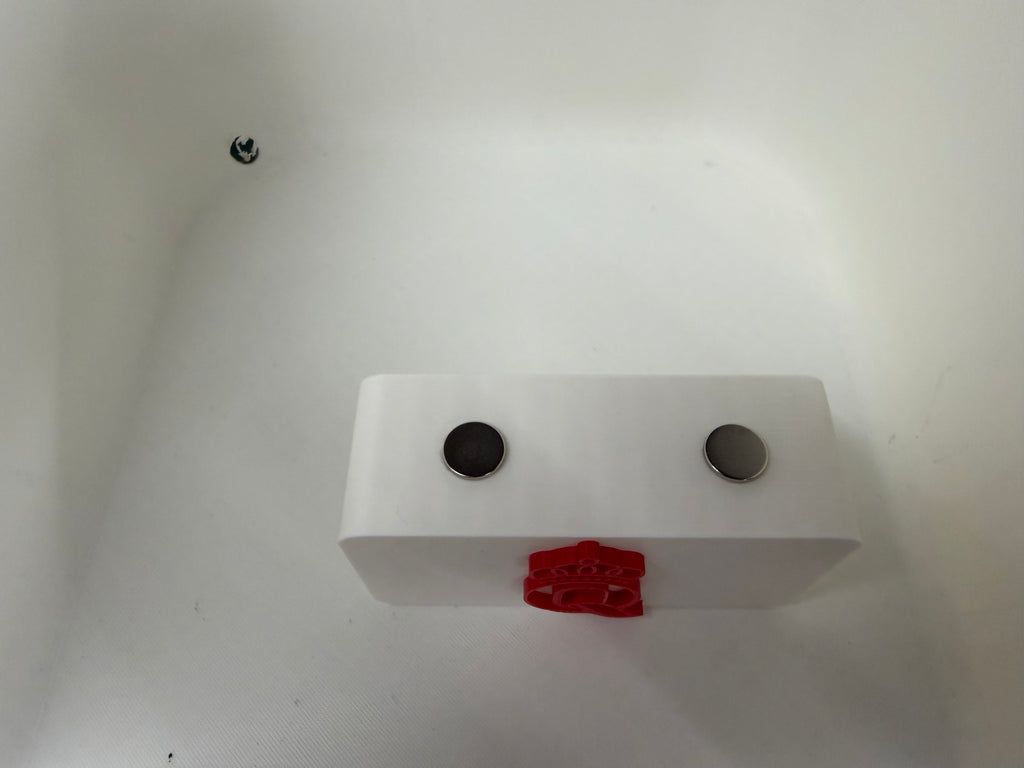 Queen Cutlery Magnetic Pocket Knife Display Block – 3D Printed – White & Red