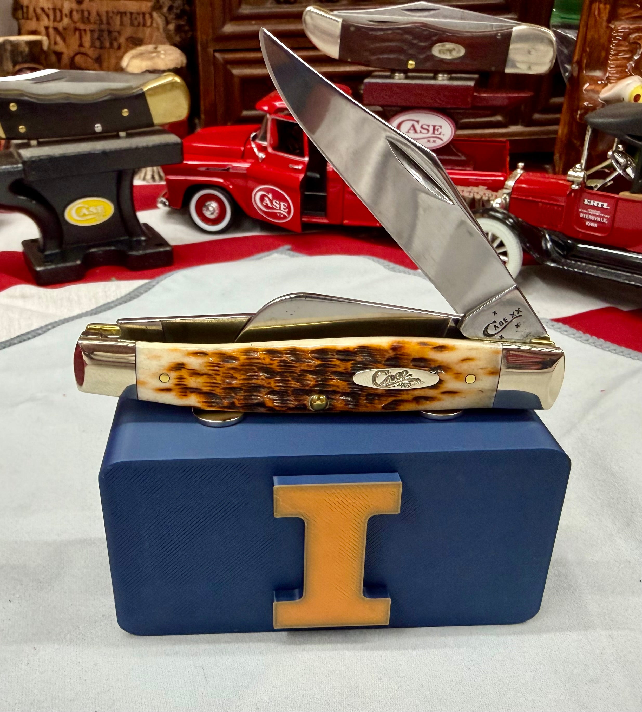 Illinois “I” Magnetic Knife Display – Navy Blue & Orange | 3D Printed EDC Stand (4” x 2”)