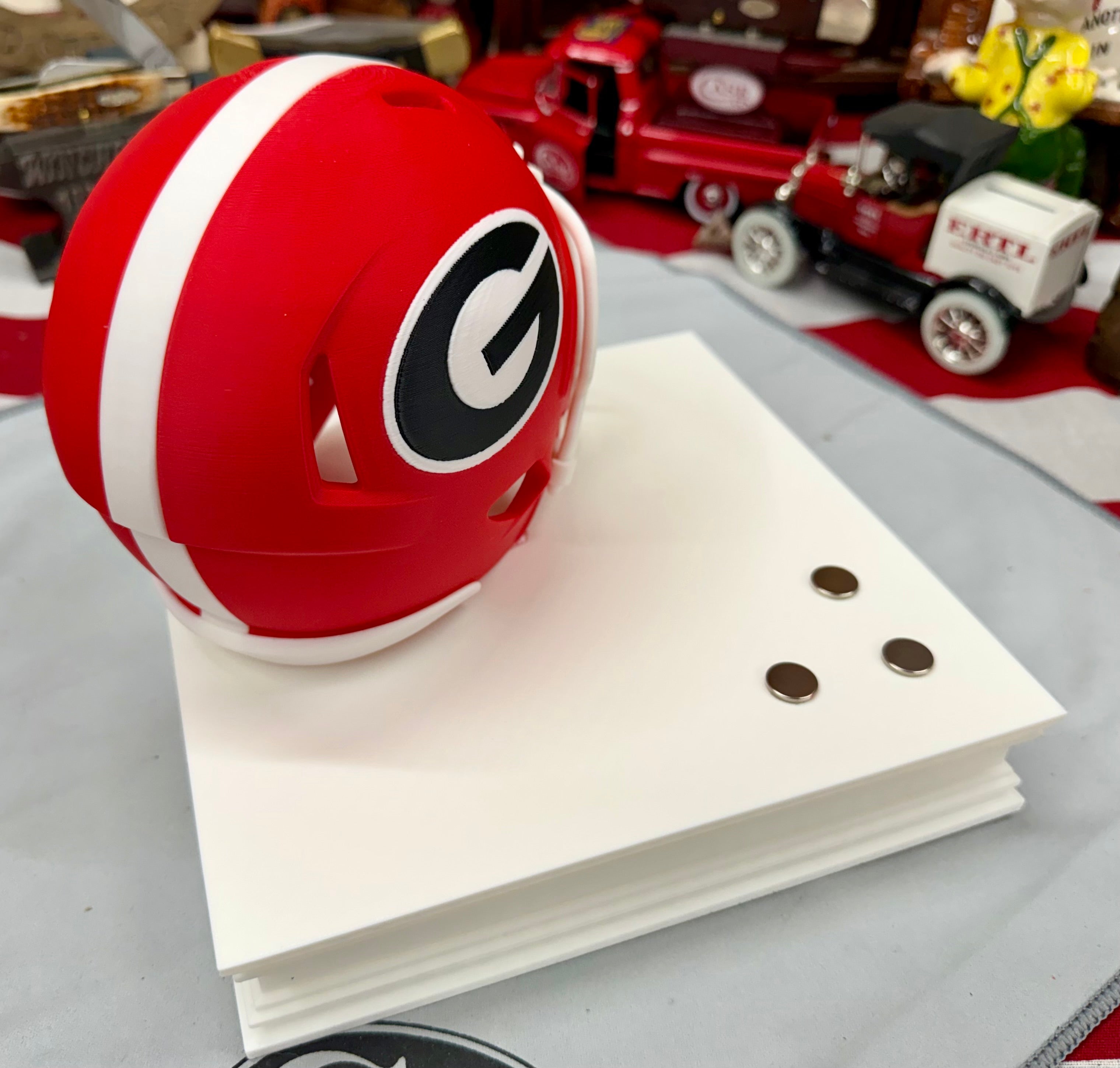 Georgia Bulldogs Helmet Knife Display – 3D Printed Magnetic Stand (White 8x8 Platform)
