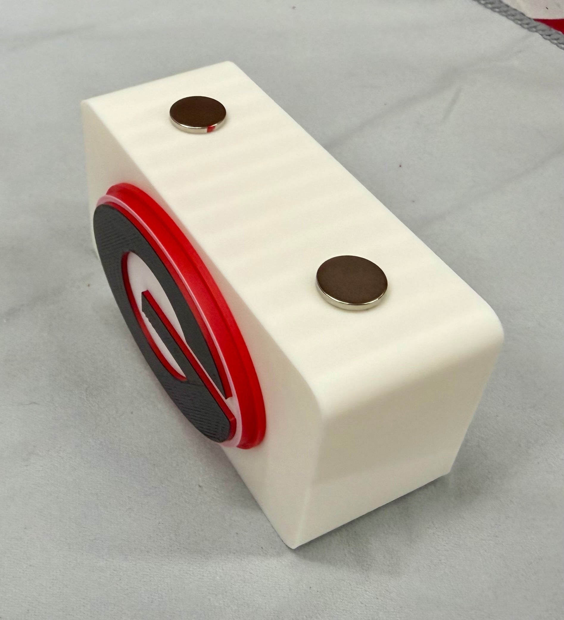 Georgia Bulldogs 3D Printed Knife Display Stand – Magnetic EDC Holder – Red, Black & White Logo – Compact 4x2 Display