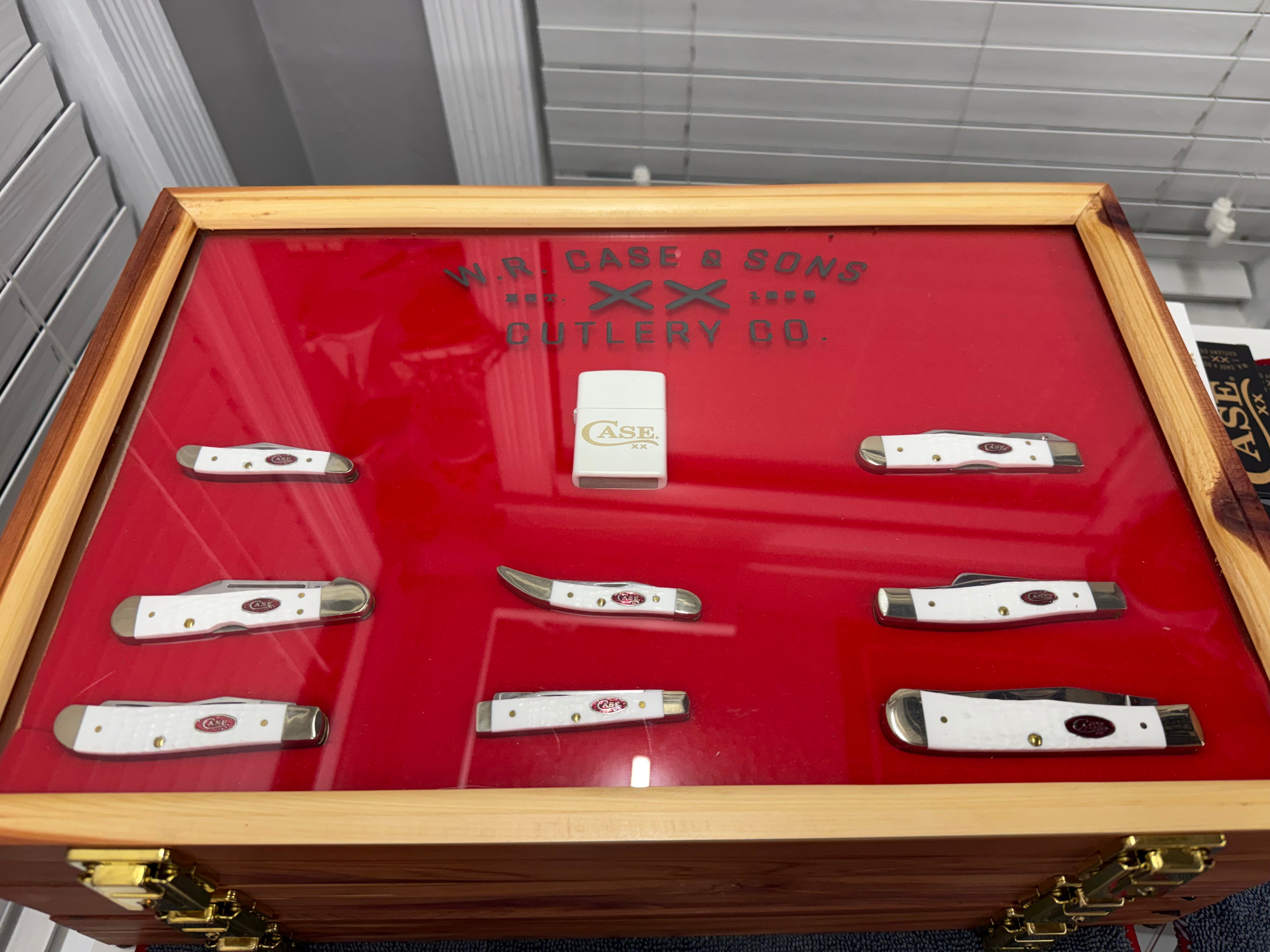 Case XX White SparXX Collector Set – 8 Knives + Case XX Lighter & Locking Cedar Display