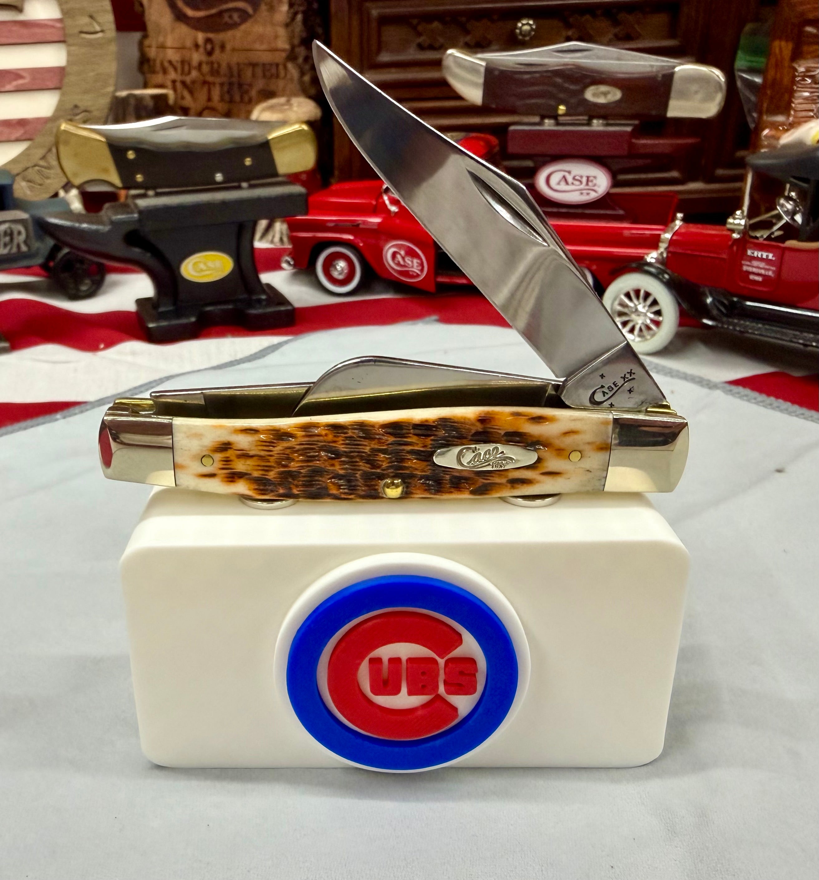 Chicago Cubs Magnetic Knife Display Stand – 3D Printed Collector’s EDC Holder (White)