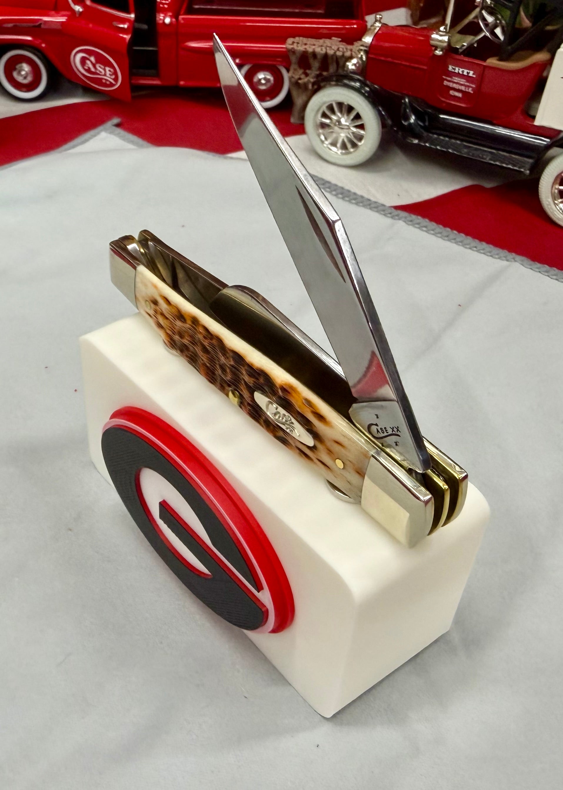 Georgia Bulldogs 3D Printed Knife Display Stand – Magnetic EDC Holder – Red, Black & White Logo – Compact 4x2 Display